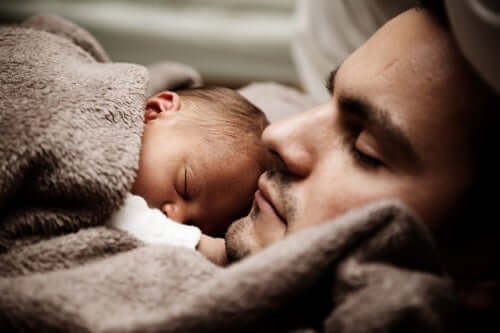 pappans roll vid amningen: pappa och baby sover