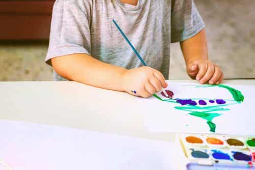 färgerna i ditt barns teckningar: barn målar