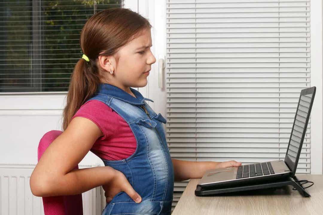 ont i ryggen hos barn framför dator