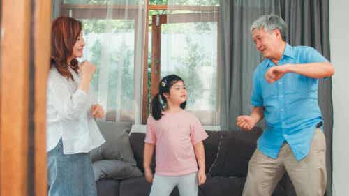 koppla av utan teknik: familj leker och dansar