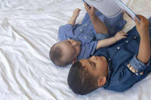 stärka barns kommunikationsförmåga: barn läser