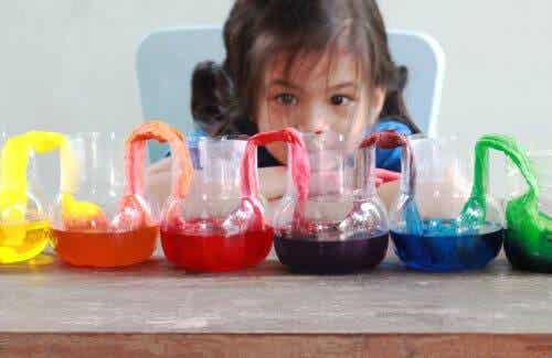 aktiviteter med vatten: barn gör experiment