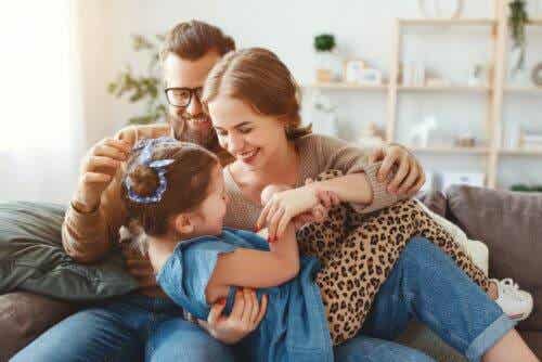 starkare familj i kristider: familj busar i soffa