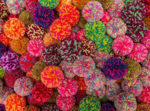 Pyssel dina barn kan göra med garnbollar och pompoms
