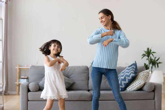 Mamma och dotter dansar tillsammans vilket är en av intelligenserna inom teorin om multipel intelligens.