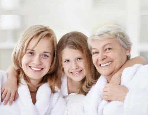 Dotter, mamma och mormor tillsammans.