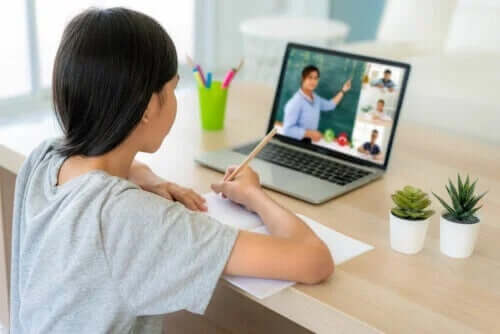 Så hjälper du dina barn att koncentrera sig på nätundervisning