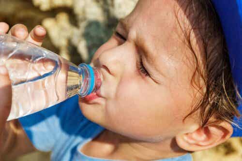 barn dricker vatten