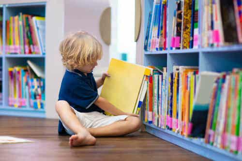 krypa och läsa: barn med bok