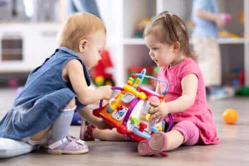 leken som en teknik: två små flickor leker tillsammans