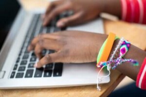 Tonåringar som tittar på pornografi