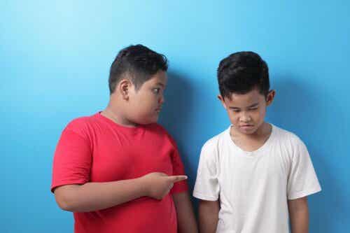 smeknamn till öknamn: pojke pekar på annat barn