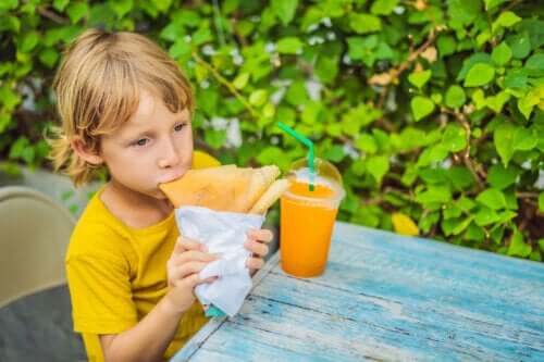 Varför barn bör undvika att äta mellan måltiderna
