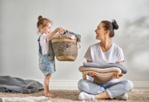 Använd sysselsättningsmetoden för att få dina barn att hjälpa till