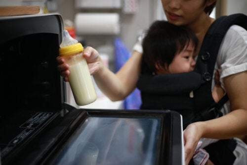 Är det okej att värma ditt barns mjölk i mikrovågsugnen?