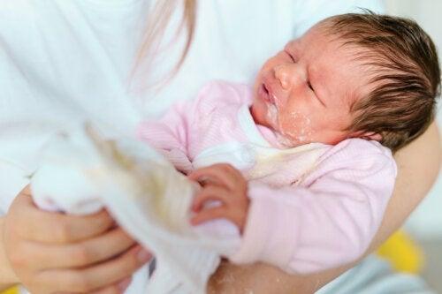 Kräkningar hos spädbarn: när ska man oroa sig?