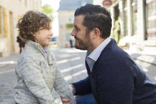 Stimulera språkutvecklingen: En pappa pratar med sin lilla son. 