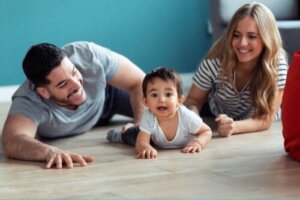 Är det dåligt om en bebis inte kryper?