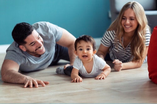 Är det dåligt om en bebis inte kryper?