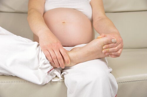10 huskurer för att lindra bensvullnad under graviditeten