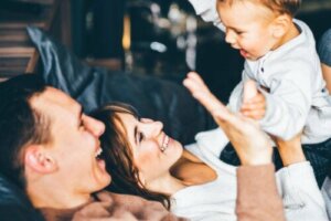 Från ett par till en familj: effekterna av barnets ankomst