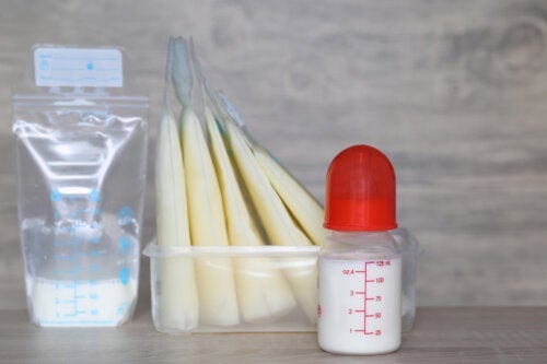 Bröstmjölkens färg: vad du bör veta