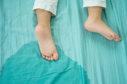 Vad säger psykologin om barns sängvätning?