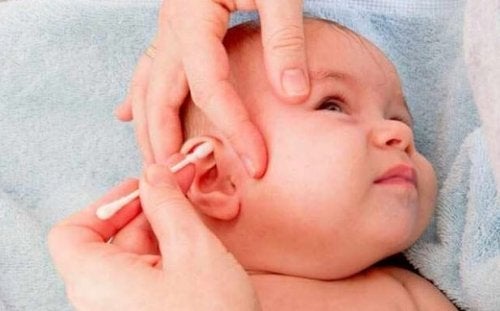 Varför ska du inte använda bomullspinnar för att rengöra dina barns öron?
