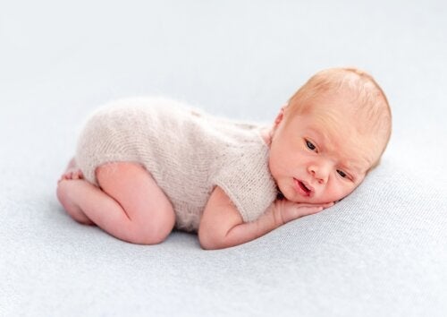 Varför är grodpositionen så viktig för spädbarn?