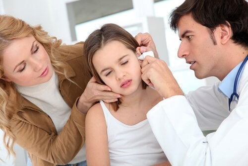 Kliande öron hos barn: orsaker och behandling