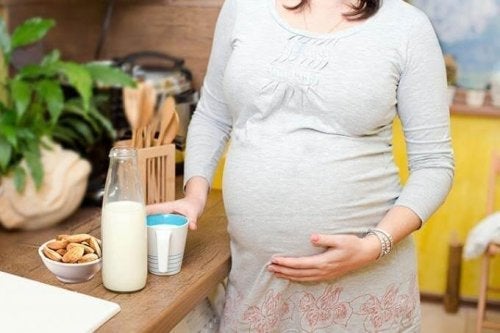 Mandelmjölk och dess fördelar under graviditeten