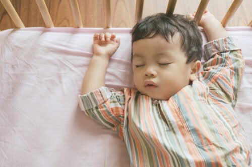 Varför rör sig vissa barn så mycket medan de sover?