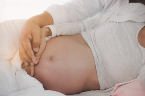 Varför kan magen kännas hård under graviditeten?