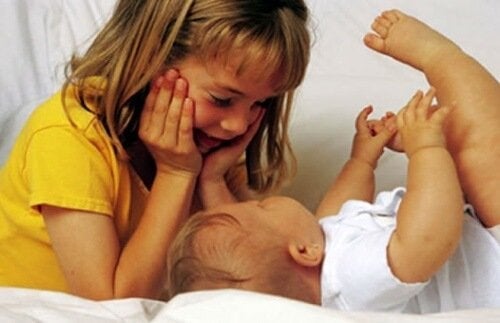 Hur du får ditt förstfödda barn att inte känna sig mindre viktigt