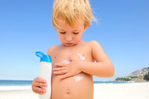 10 vanliga misstag när man applicerar solkräm på barn