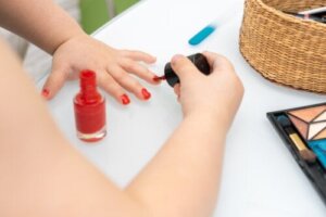 Nagellack på barn: är det säkert?