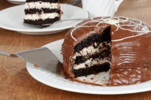 Chokladsockerkaka med gräddfyllning