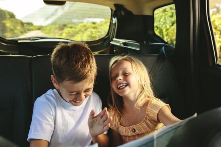 Hur man underhåller barn under långa bilresor