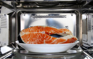 Lax i mikrovågsugn på 4 minuter, ett enkelt recept för hela familjen