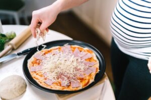 Kan man äta mozzarella när man är gravid?