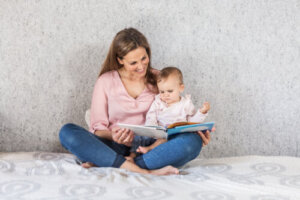 Fördelarna med att läsa för spädbarn