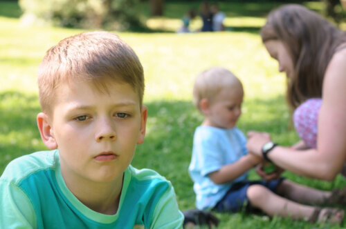6 Montessori-nycklar för att hantera svartsjuka mellan syskon