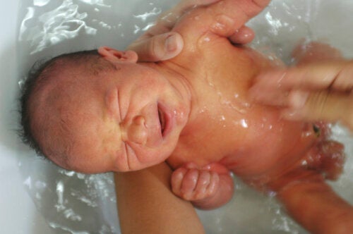 Varför bör inte bebisar badas vid födseln