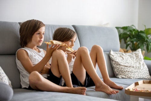 Förhindra barn från att äta framför skärmar