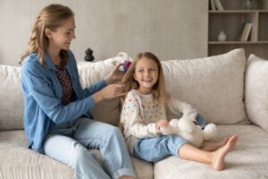 7 knep för att reda ut dina döttrars hår