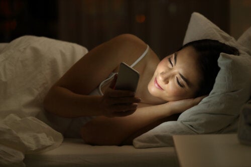 Konsekvenserna av att som tonåring använda mobilen på natten