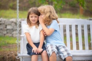 Hur du hindrar ditt barn från att manipuleras av sina vänner