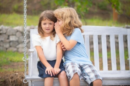 Hur du hindrar ditt barn från att manipuleras av sina vänner