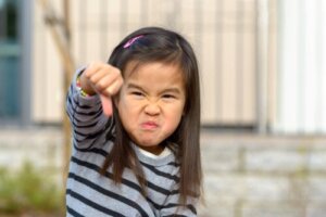 Grinighet hos barn: varför det sker och vad man kan göra åt det