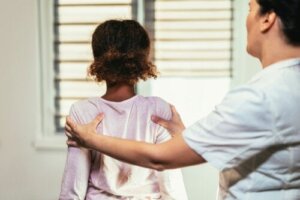 Övningar och stretchning för skolios i barndomen
